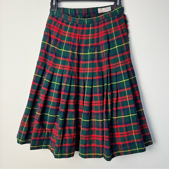 The‎ Luckenbooth Scottish Wool Kilt in Red and Green Holiday Winter Size XS - Picture 1 of 5